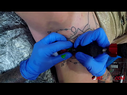 ❤️ Extreem getatoeëerde hottie Sully Savage kreeg een tatoeage op haar clitoris ️❌ Fucking video at us nl.cassino-vulkan646.ru ️❤